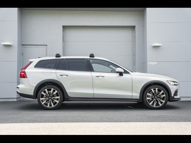 2022 Volvo V60 Cross Country Base