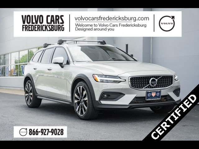 2022 Volvo V60 Cross Country Base