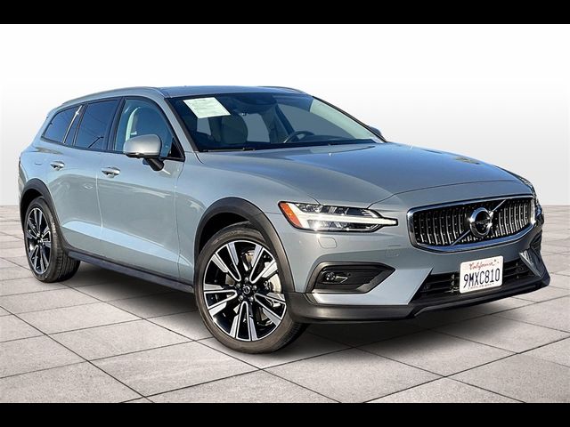 2022 Volvo V60 Cross Country Base