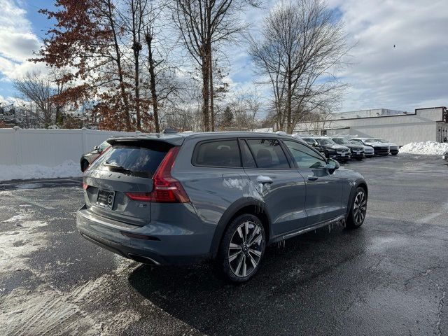 2022 Volvo V60 Cross Country Base