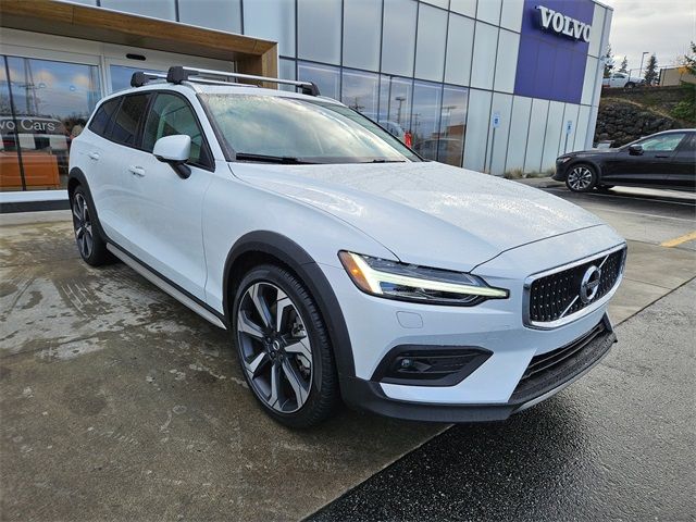 2022 Volvo V60 Cross Country Base