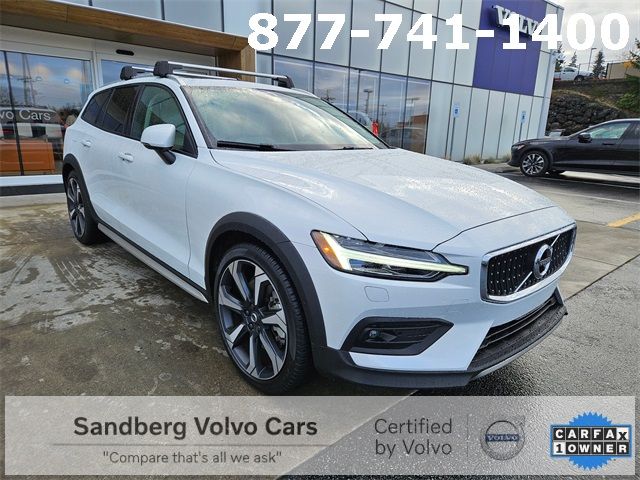 2022 Volvo V60 Cross Country Base