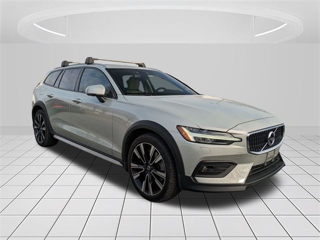 2022 Volvo V60 Cross Country Base