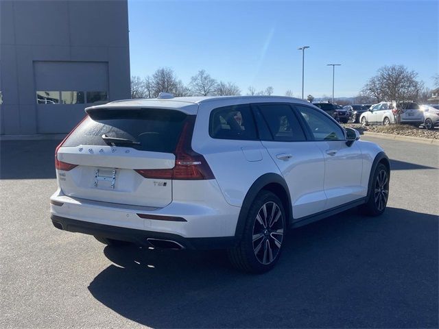 2022 Volvo V60 Cross Country Base