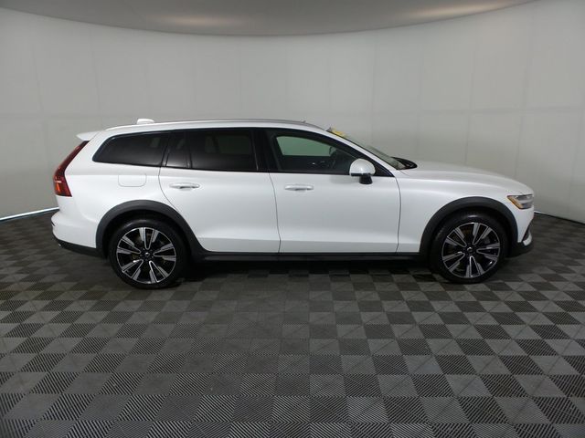 2022 Volvo V60 Cross Country Base