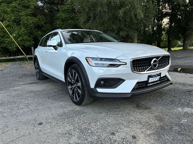 2022 Volvo V60 Cross Country Base