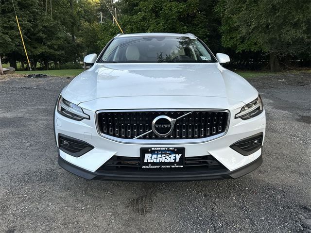 2022 Volvo V60 Cross Country Base