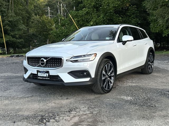 2022 Volvo V60 Cross Country Base