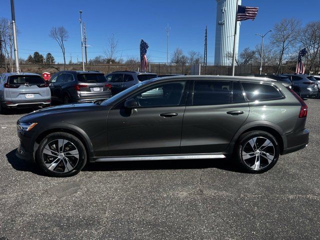 2022 Volvo V60 Cross Country Base