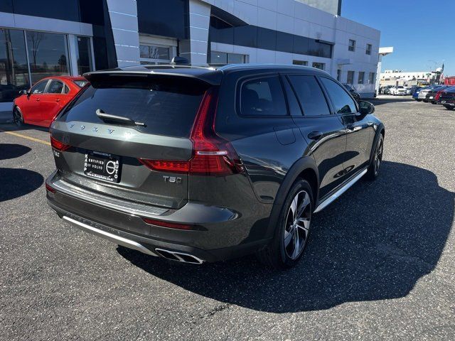 2022 Volvo V60 Cross Country Base