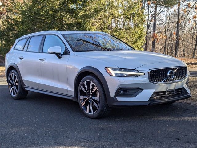 2022 Volvo V60 Cross Country Base