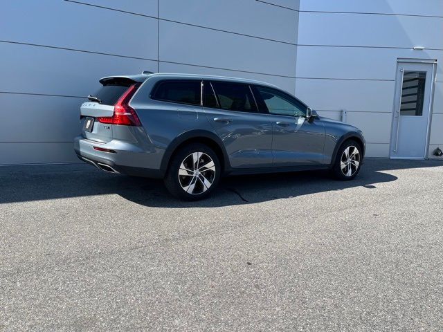 2022 Volvo V60 Cross Country Base