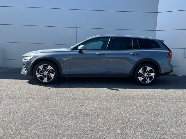 2022 Volvo V60 Cross Country Base