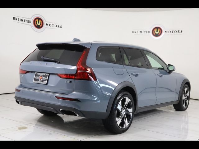 2022 Volvo V60 Cross Country Base