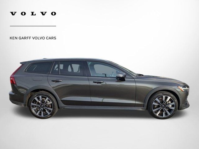 2022 Volvo V60 Cross Country Base