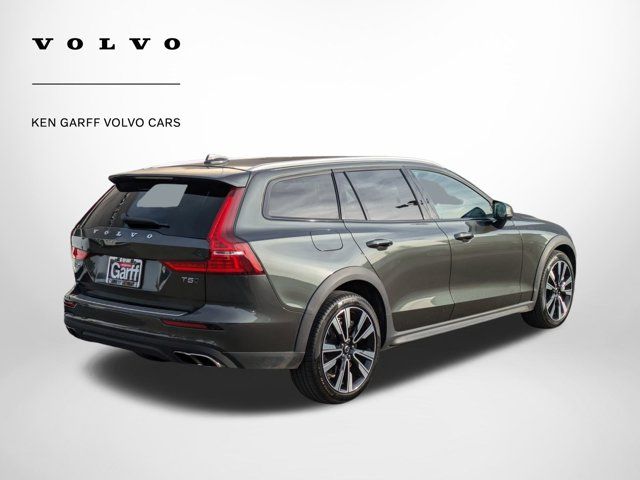 2022 Volvo V60 Cross Country Base