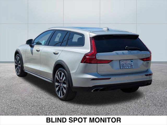 2022 Volvo V60 Cross Country Base