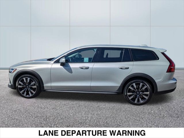 2022 Volvo V60 Cross Country Base