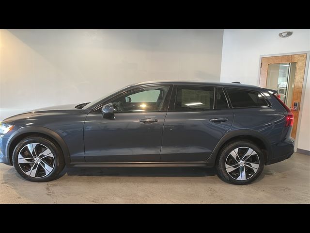 2022 Volvo V60 Cross Country Base