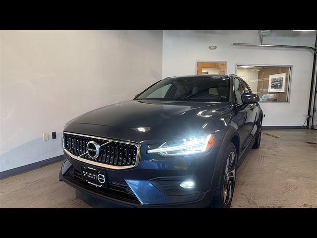 2022 Volvo V60 Cross Country Base