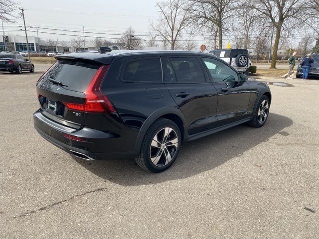 2022 Volvo V60 Cross Country Base