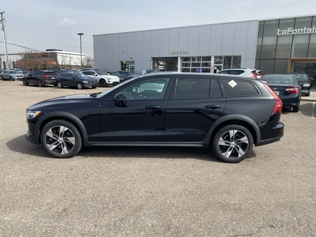2022 Volvo V60 Cross Country Base