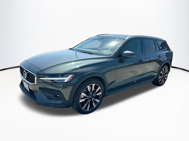 2022 Volvo V60 Cross Country Base