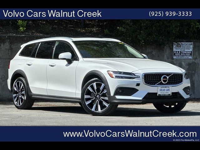 2022 Volvo V60 Cross Country Base