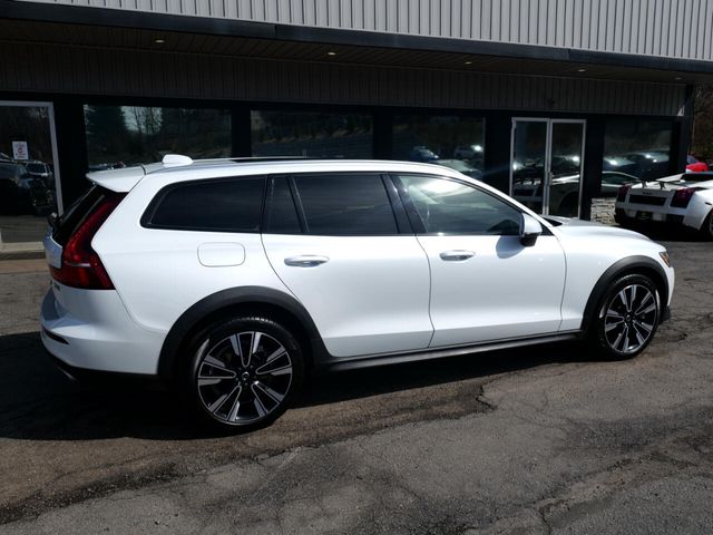 2022 Volvo V60 Cross Country Base