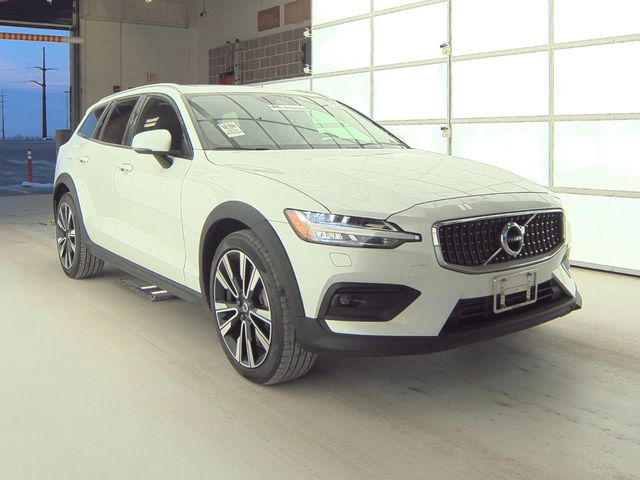 2022 Volvo V60 Cross Country Base