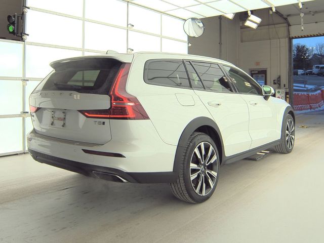 2022 Volvo V60 Cross Country Base