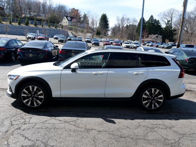 2022 Volvo V60 Cross Country Base