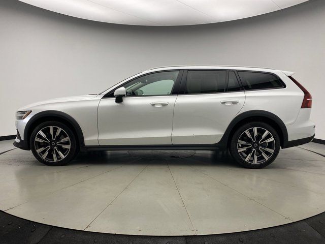 2022 Volvo V60 Cross Country Base