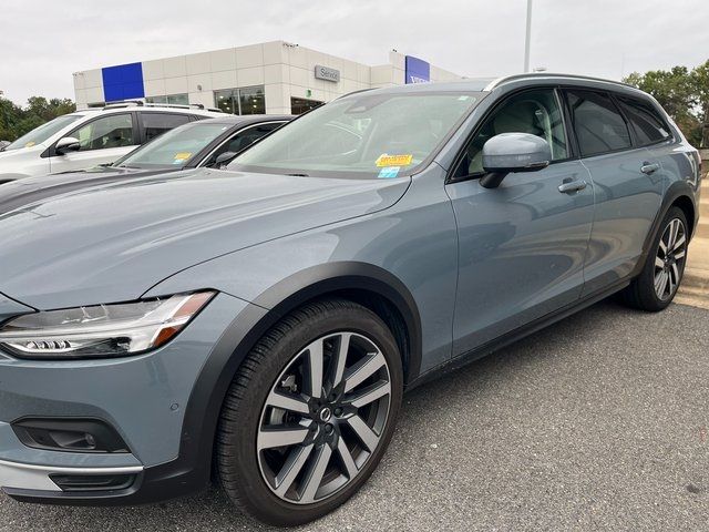 2022 Volvo V90 Cross Country Base