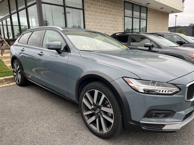 2022 Volvo V90 Cross Country Base