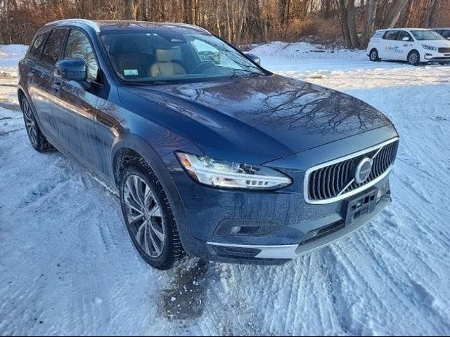 2022 Volvo V90 Cross Country Base