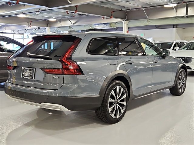 2022 Volvo V90 Cross Country Base