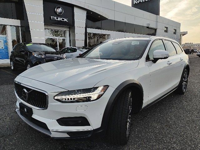 2022 Volvo V90 Cross Country Base