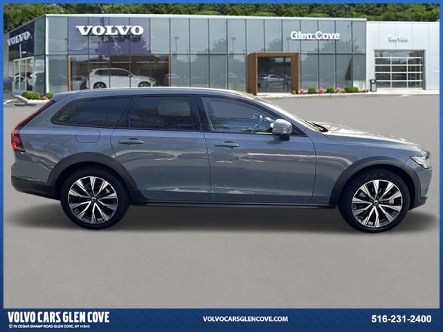 2022 Volvo V90 Cross Country Base