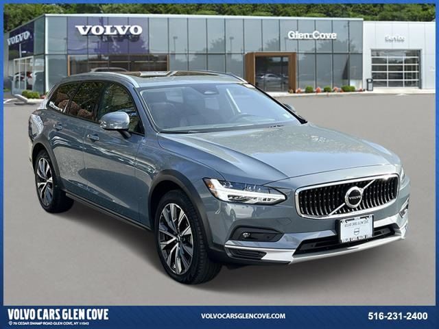 2022 Volvo V90 Cross Country Base