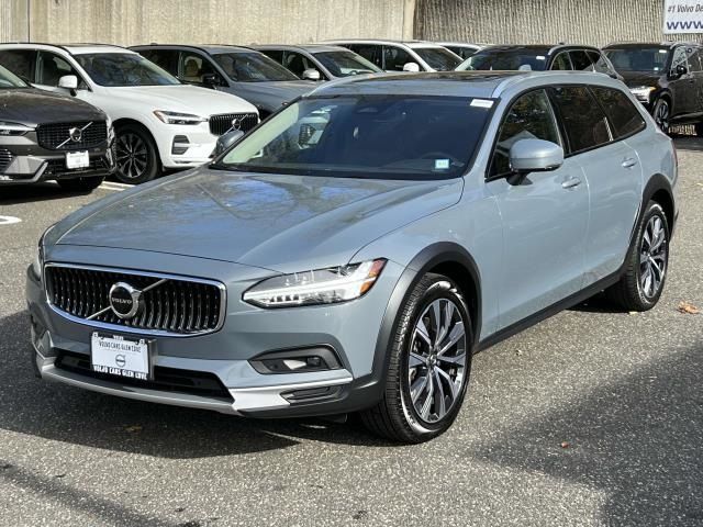 2022 Volvo V90 Cross Country Base