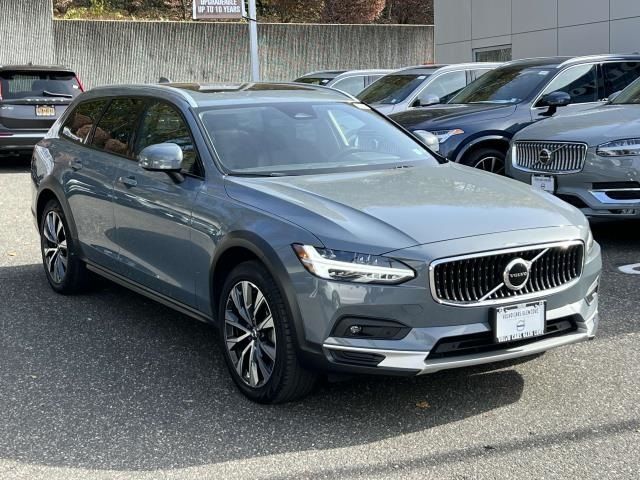 2022 Volvo V90 Cross Country Base