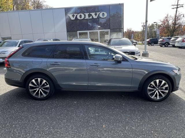 2022 Volvo V90 Cross Country Base