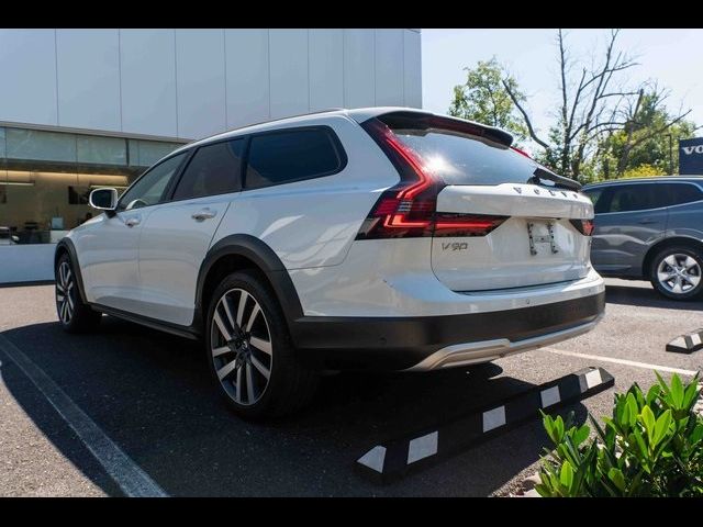 2022 Volvo V90 Cross Country Base