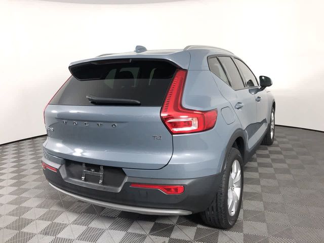 2022 Volvo XC40 Momentum