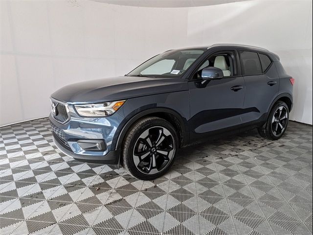 2022 Volvo XC40 Momentum