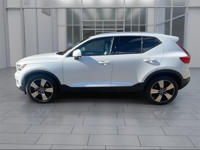 2022 Volvo XC40 Momentum