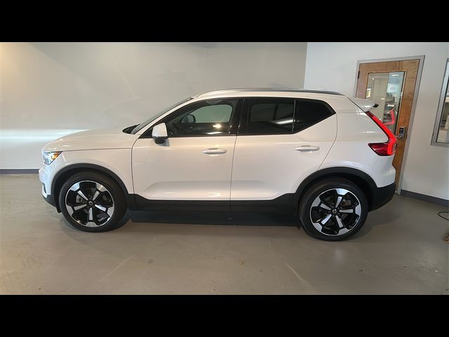 2022 Volvo XC40 Momentum