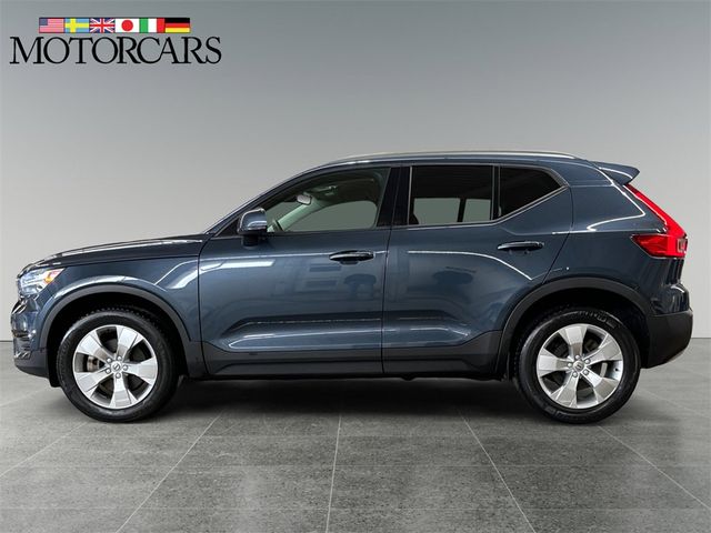 2022 Volvo XC40 Momentum