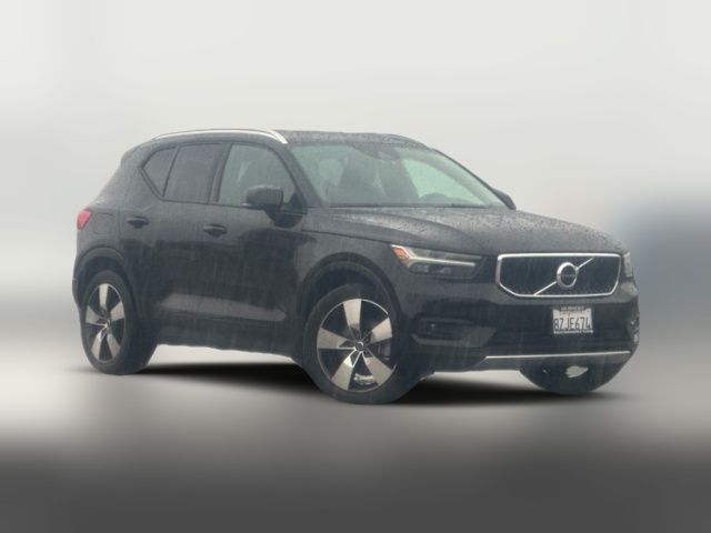 2022 Volvo XC40 Momentum